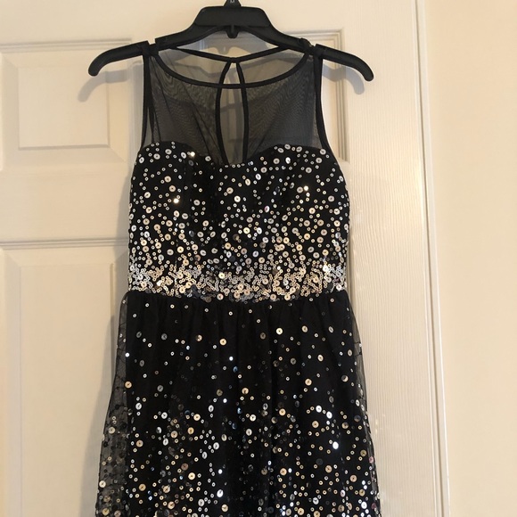 BEAUTIFUL DRESS - Picture 2 of 2